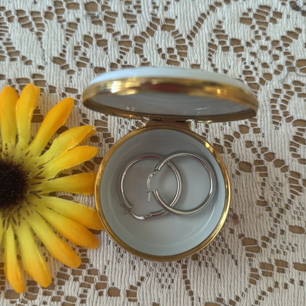 💐Crummles & Co; Vintage, Made in England - Enamel Maypole Kate Greenway Trinket - Picture 6 of 10